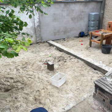 Neuer Sand und eine Matschküche für die Zwerge